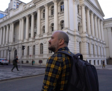 Com apresentação de Beto Pacheco, o programa Pé na Rua é um verdadeiro guia turístico da região de Curitiba. Os episódios exploram lugares históricos, riquezas culturais e experiências gastronômicas da capital paranaense e seus arredores.
