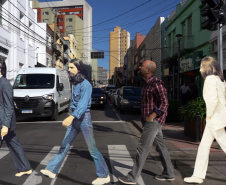 Com apresentação de Beto Pacheco, o programa Pé na Rua é um verdadeiro guia turístico da região de Curitiba. Os episódios exploram lugares históricos, riquezas culturais e experiências gastronômicas da capital paranaense e seus arredores.