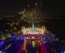  "Maior programação de Natal do Brasil estreia nesta sexta em Curitiba e aquece turismo". Os créditos estão nos nomes dos arquivos