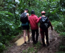 CBMPR encontra jovens que estavam perdidos em trilha de Campina Grande do Sul