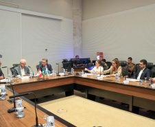 Vice-governador Darci Piana apresenta Caminhos do Peabiru ao embaixador do Peru
