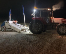 Máquina saneadora inicia limpeza da areia da praia