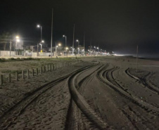 Máquina saneadora inicia limpeza da areia da praia
