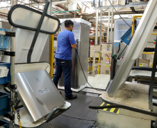 Produção de eletrodomésticos na fábrica da Electrolux em Curitiba: multinacional sueca vai expandir produção com nova planta em São José dos Pinhais.