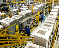 Produção de eletrodomésticos na fábrica da Electrolux em Curitiba: multinacional sueca vai expandir produção com nova planta em São José dos Pinhais.