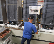 Produção de eletrodomésticos na fábrica da Electrolux em Curitiba: multinacional sueca vai expandir produção com nova planta em São José dos Pinhais.