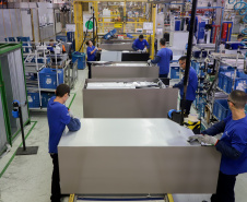 Produção de eletrodomésticos na fábrica da Electrolux em Curitiba: multinacional sueca vai expandir produção com nova planta em São José dos Pinhais.