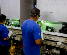 Produção de eletrodomésticos na fábrica da Electrolux em Curitiba: multinacional sueca vai expandir produção com nova planta em São José dos Pinhais.