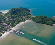  o começo da implementação do sistema de coleta e tratamento de esgoto nas comunidades de Encantadas e Nova Brasília, na Ilha do Mel, em Paranaguá