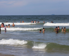 Primeiro boletim aponta que 92% das praias do Paraná estão aptas para banho