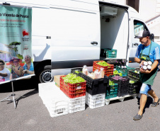 COMPRA DIRETA – O programa que visa adquirir gêneros alimentícios de cooperativas ou associações da agricultura familiar, para entregar diretamente à rede socioassistencial do Estado, beneficiou cerca de mil entidades filantrópicas do Paraná, atendendo 358,6 mil pessoas com o recebimento de alimentos diversificados.