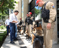 Reforço nas estradas: DER/PR entrega 36 viaturas e 5 cães ao Batalhão de Polícia Rodoviária