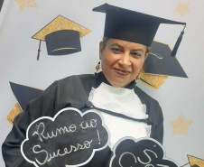 Quem viveu uma experiência parecida, mas em 2022, foi Adriana de Souza, de 50 anos, que conseguiu 80% de bolsa para cursar Enfermagem, também na Unicesumar. 