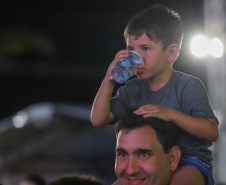 O cantor Loubet   durante a apresentacao do seu show dentro da programacao do Verao Maior Parana, em Pontal do Parana