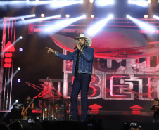 O cantor Loubet   durante a apresentacao do seu show dentro da programacao do Verao Maior Parana, em Pontal do Parana