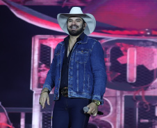 O cantor Loubet   durante a apresentacao do seu show dentro da programacao do Verao Maior Parana, em Pontal do Parana