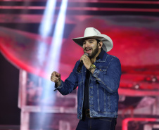 O cantor Loubet   durante a apresentacao do seu show dentro da programacao do Verao Maior Parana, em Pontal do Parana