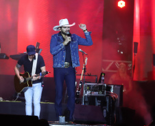 O cantor Loubet   durante a apresentacao do seu show dentro da programacao do Verao Maior Parana, em Pontal do Parana
