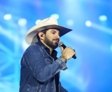 O cantor Loubet   durante a apresentacao do seu show dentro da programacao do Verao Maior Parana, em Pontal do Parana
