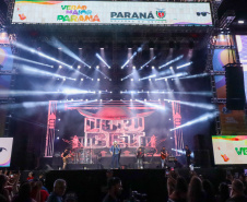 O cantor Loubet   durante a apresentacao do seu show dentro da programacao do Verao Maior Parana, em Pontal do Parana