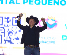 O cantor Loubet   durante a apresentacao do seu show dentro da programacao do Verao Maior Parana, em Pontal do Parana