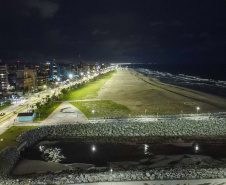 Superpostes fazem a iluminação pública da nova orla de Matinhos. Foto: Geraldo Bubniak/AEN