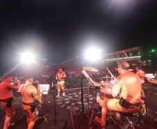 Banda da PMPR estreia no palco principal e anima público em Matinhos Foto: Geraldo Bubniak/AEN