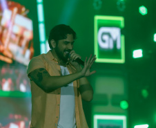 O cantor Gustavo Mioto  durante a apresentacao do seu show dentro da programacao do Verao Maior Parana, em Matinhos 