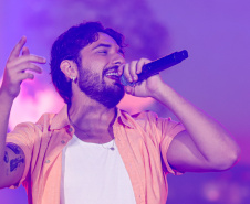 O cantor Gustavo Mioto  durante a apresentacao do seu show dentro da programacao do Verao Maior Parana, em Matinhos 