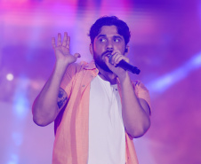 O cantor Gustavo Mioto  durante a apresentacao do seu show dentro da programacao do Verao Maior Parana, em Matinhos 