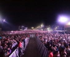 O cantor Gustavo Mioto  durante a apresentacao do seu show dentro da programacao do Verao Maior Parana, em Matinhos 