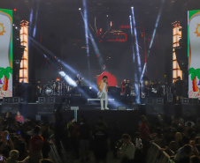 O cantor Gustavo Mioto  durante a apresentacao do seu show dentro da programacao do Verao Maior Parana, em Matinhos 