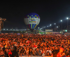 O cantor Gustavo Mioto  durante a apresentacao do seu show dentro da programacao do Verao Maior Parana, em Matinhos 