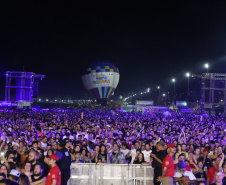 O cantor Gustavo Mioto  durante a apresentacao do seu show dentro da programacao do Verao Maior Parana, em Matinhos 
