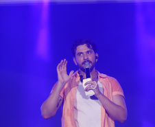 O cantor Gustavo Mioto  durante a apresentacao do seu show dentro da programacao do Verao Maior Parana, em Matinhos 