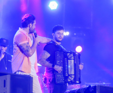 O cantor Gustavo Mioto  durante a apresentacao do seu show dentro da programacao do Verao Maior Parana, em Matinhos 