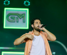 O cantor Gustavo Mioto  durante a apresentacao do seu show dentro da programacao do Verao Maior Parana, em Matinhos 