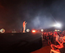 O cantor Gustavo Mioto  durante a apresentacao do seu show dentro da programacao do Verao Maior Parana, em Matinhos 