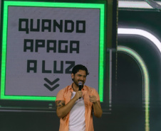 O cantor Gustavo Mioto  durante a apresentacao do seu show dentro da programacao do Verao Maior Parana, em Matinhos 