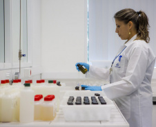 Sanepar realizadas mais de 600 mil análises da água por mês, desde a captação, saída das estações de tratamento e também nas redes de distribuição