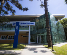 Sanepar realizadas mais de 600 mil análises da água por mês, desde a captação, saída das estações de tratamento e também nas redes de distribuição
