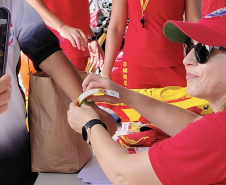 Forças de segurança distribuem pulseiras de identificação durante shows do Verão Maior Paraná
