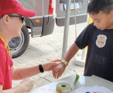 Forças de segurança distribuem pulseiras de identificação durante shows do Verão Maior Paraná