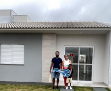 Mais 42 famílias de Campo Mourão recebem as chaves da casa própria com a ajuda do Governo do Estado