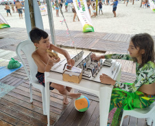 Verão Maior: Brinquedos e jogos temáticos sobre o turismo do Paraná fazem sucesso entre famílias