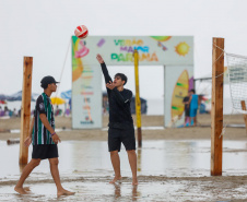PRAIA COM CHUVA