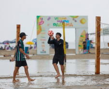 PRAIA COM CHUVA