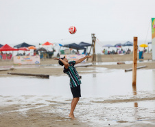 PRAIA COM CHUVA