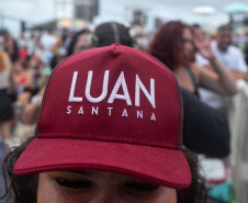 Matinhos, 31 de janeiro de 2025 - Fãs de Luan Santana chegam um dia antes do show em Caiobá. 