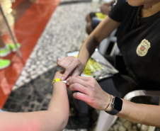 Forças de segurança distribuem pulseiras de identificação durante shows do Verão Maior Paraná